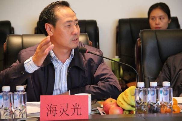 海南省內(nèi)蒙古商會(huì)會(huì)長(zhǎng)、內(nèi)蒙古農(nóng)牧業(yè)產(chǎn)業(yè)化龍頭企業(yè)協(xié)會(huì)海南辦事處主任海靈光介紹對(duì)接情況.JPG